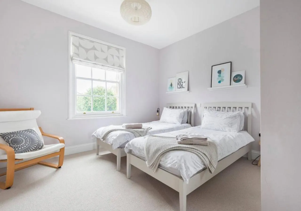 Townhouse - Free Parking, Garden & Games Room Exeter Holiday home