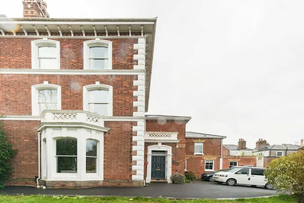 Townhouse - Free Parking, Garden & Games Room Exeter Holiday home