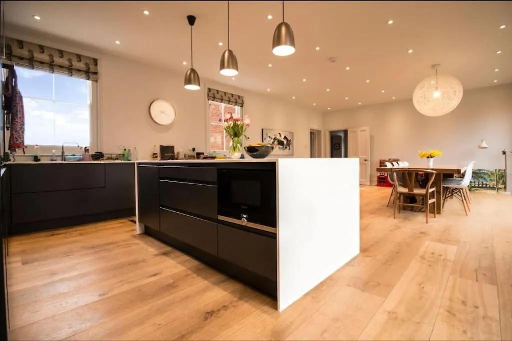 Townhouse - Free Parking, Garden & Games Room Exeter