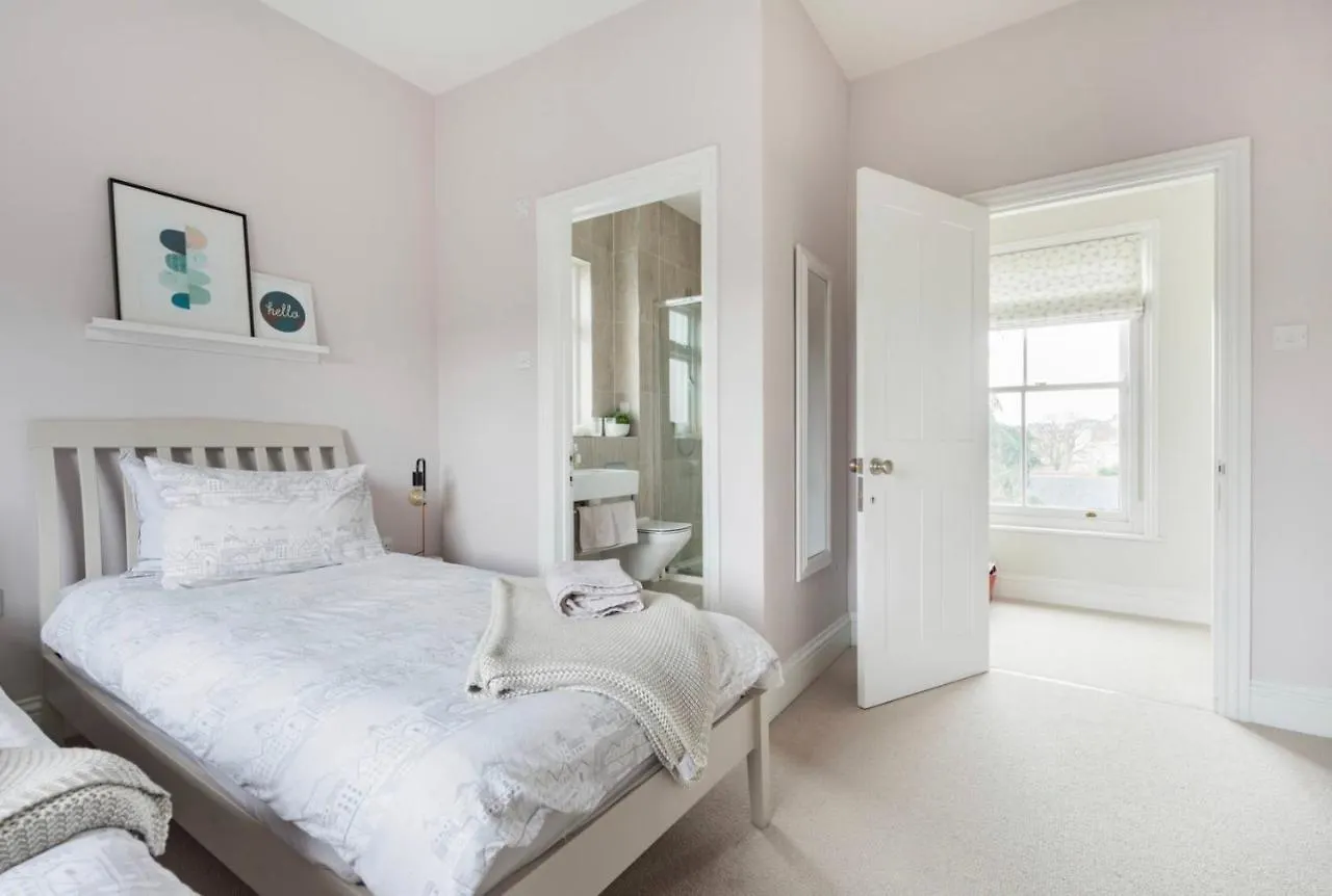 Townhouse - Free Parking, Garden & Games Room Exeter