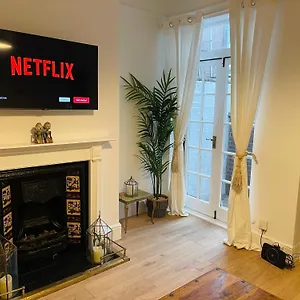 Newly Refurbished Centre House With Parking Exeter