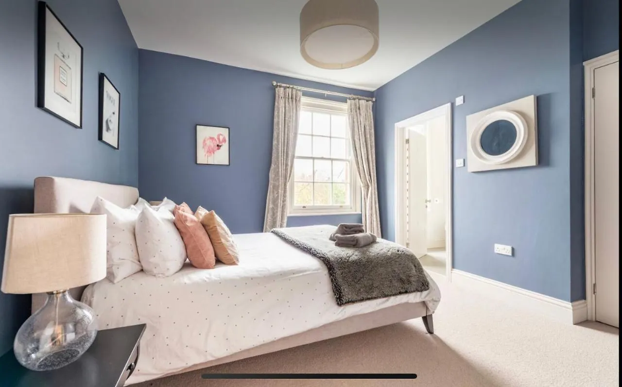 펜션 Townhouse - Free Parking, Garden & Games Room 엑서터 영국