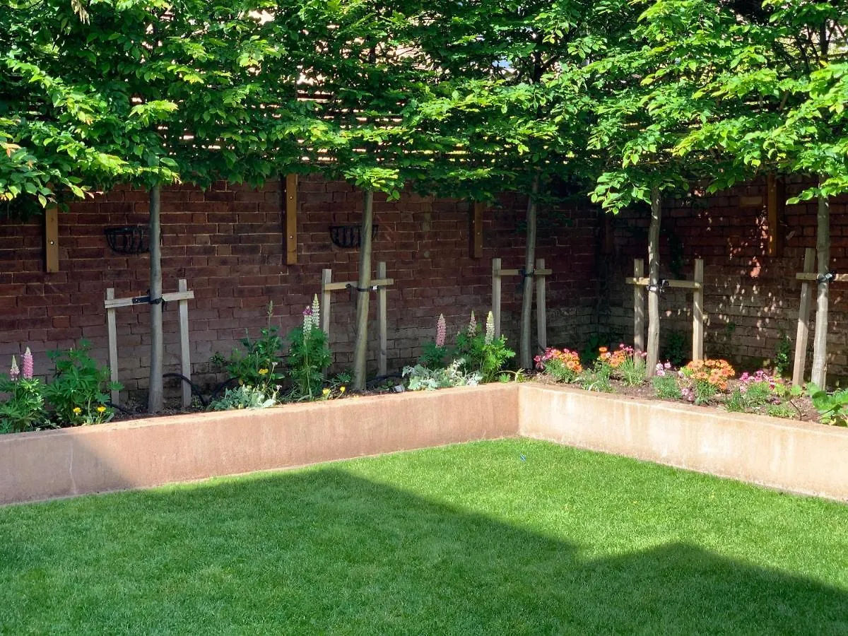 펜션 Townhouse - Free Parking, Garden & Games Room 엑서터